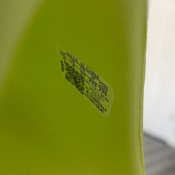 Yeezy slides in glow green - Picture 6 of 7